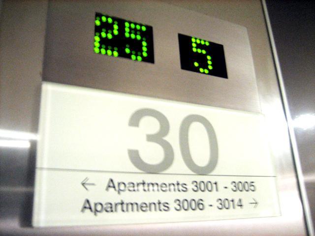 ビルはなんと80階近く。シドニータワー級の高さです！