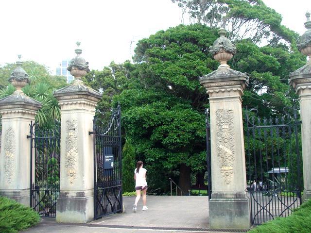 重厚な門がステキな、州立美術館から近いWoolloomooloo Gate。