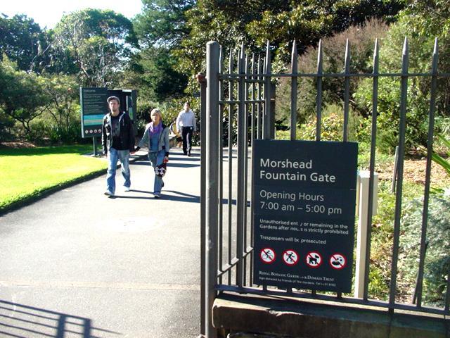 パームグローブセンターに近い、州立図書館前のMorshead Fountain Gate。