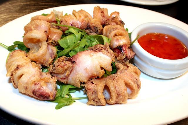 「イカゲソ」といってもいいんでしょうか。からっと揚げた「Salt & Pepper Calamari」　 