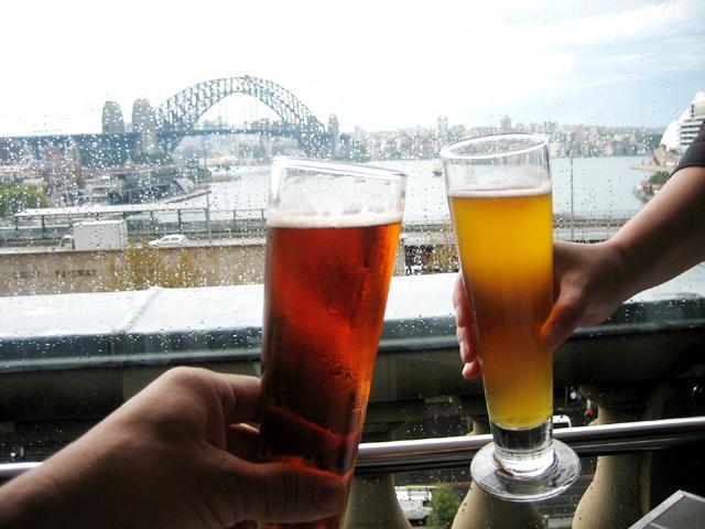 ハーバーブリッジをバックに乾杯！