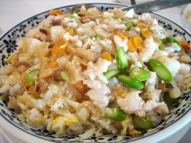 福建風チャーハン (A$20)<BR>　
貝柱、えび、卵にねぎ、アスパラなどたくさんの具が入ったあんかけチャーハン。この貝柱も冷凍ものではなく、独自ルートの生もの貝柱です！