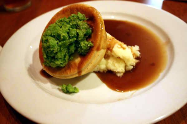 ＜Meet Pie(通常$12.00)。上に添えてあるグリーンピースのマッシュも美味！＞