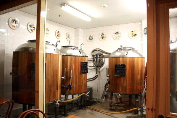 ＜ビール樽。本当にここで作っているんだなぁ！＞