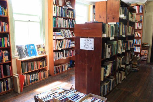 ＜2階のお部屋。誰かのおうちに迷い込んだみたい。＞