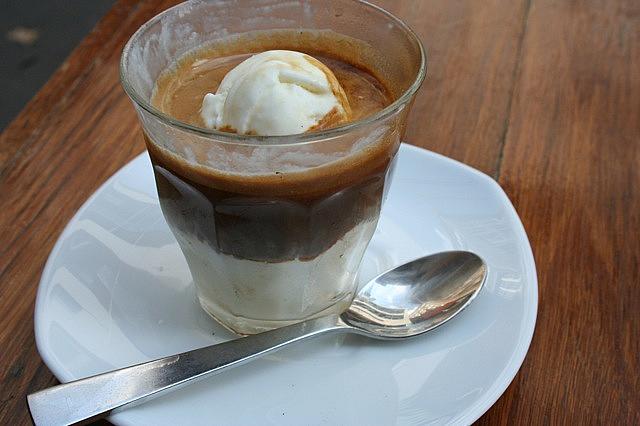 アイスクリームがグラスの半分にしっかり詰まっているアフォガードA$4.50
