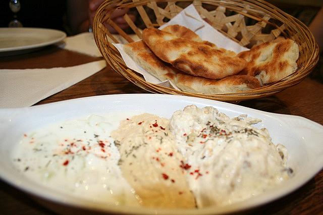 Humus （ナス、ヒヨコ豆、キュウリのディップ） A$6.00