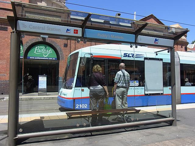 こちらは路面電車（トラム）のパディズ・マーケット駅。