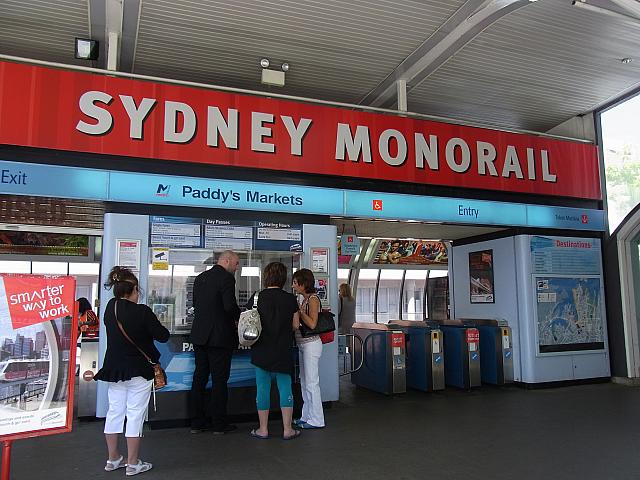 モノレールの「パディズ・マーケット駅」。