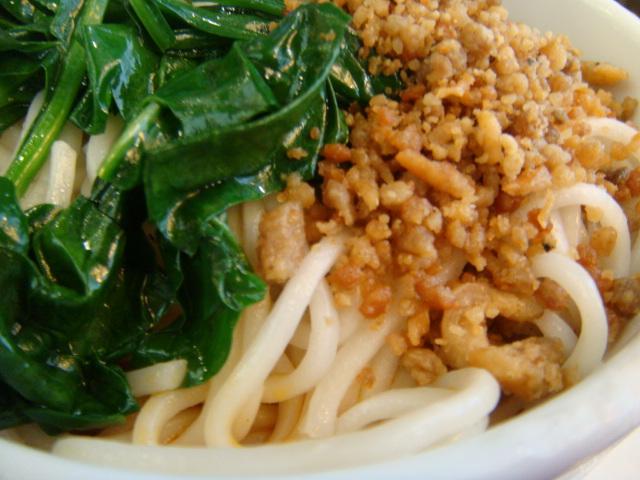 この上なくシンプルな青菜とカリカリの豚肉ですが、これが絶妙の組み合わせ!