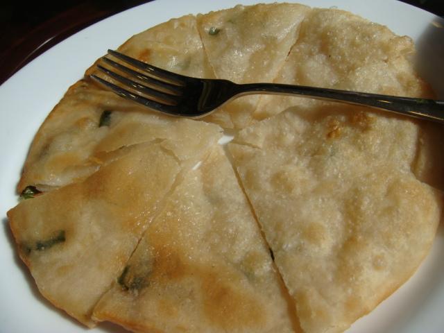 ご飯だとお腹にズッシリ来てしまうという方には葱餅がオススメ。