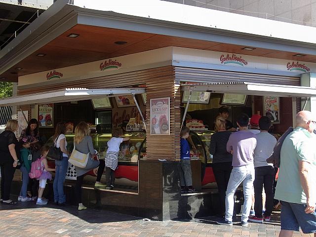 人気のアイスクリーム屋さん