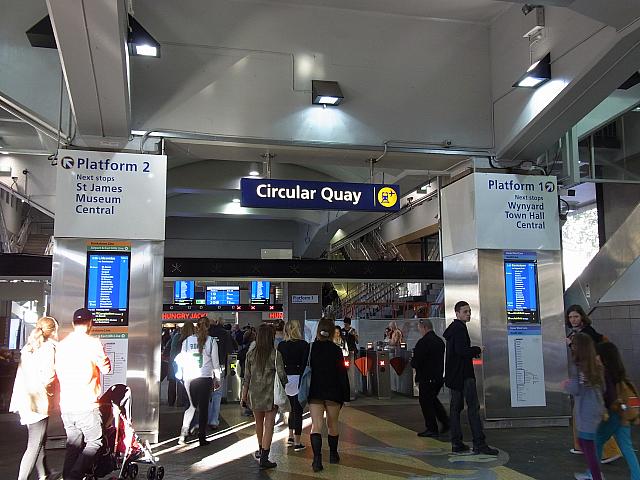 プラットホームは2本のみ。停車駅は掲示板で確認を