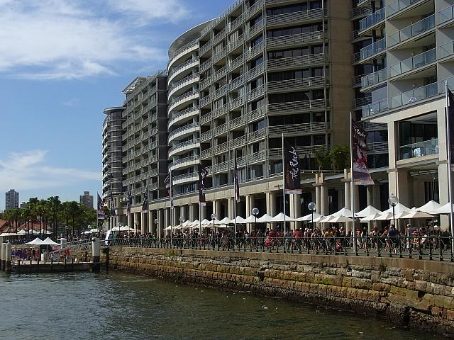 海沿いに建つビルの先にオペラハウスがあります