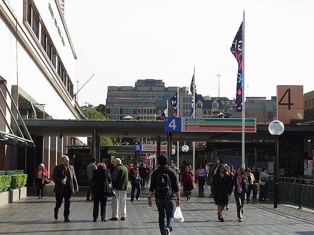 ローカルも旅行者も多いエリア