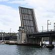 水面近くに橋があるため、 背の高い船は橋が上がる時間にしか通過できません。