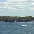 日本の海上自衛隊の護衛艦「まきなみ」を見つけました！サウスヘッドから眺めたシドニー湾入港のようすです。