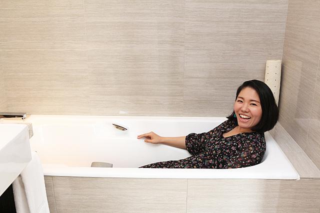 身長160㎝のナビが脚をのばしてゆったりできるサイズのバスタブ