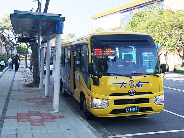 MRT圓山駅前のシャトルバス乗り場