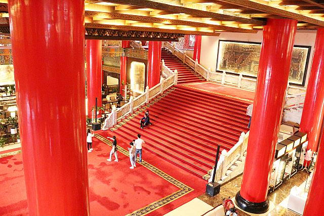 赤をメインとした内装