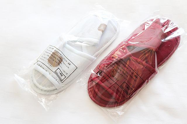 スリッパは赤と白の2色