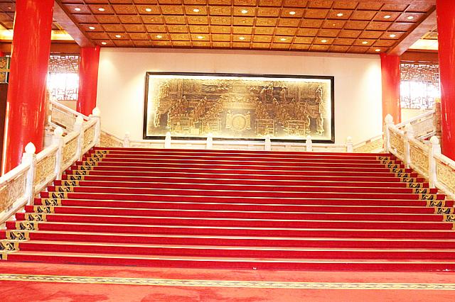 ロビー正面の大階段