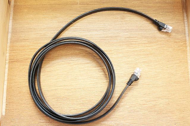 無料WIFI完備。有線はデスクの中にあります。