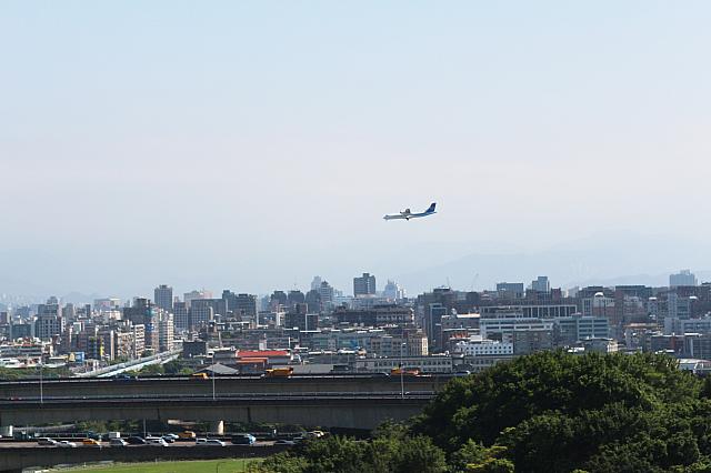 ベランダからは飛行機も見えます。