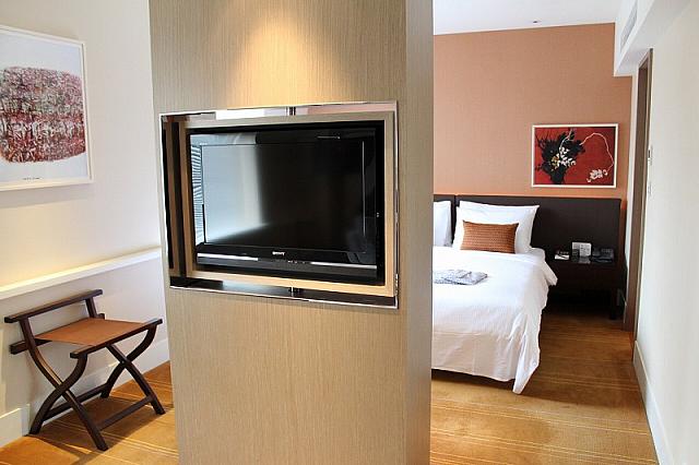 ソニーの液晶テレビは回転式。ベッドルームとソファールームを仕切っています