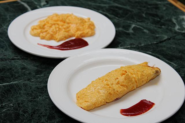 オムレツの中にはピーマン、たまねぎ、マッシュルーム、チーズ、ハムが入っています。たまごの美しい色を見てください！！