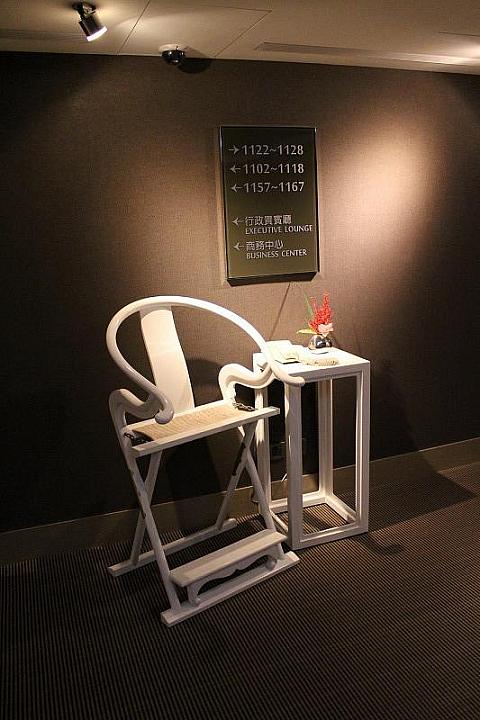 エレベーターホールもオシャレに変身。これは皇帝の椅子なのだとか