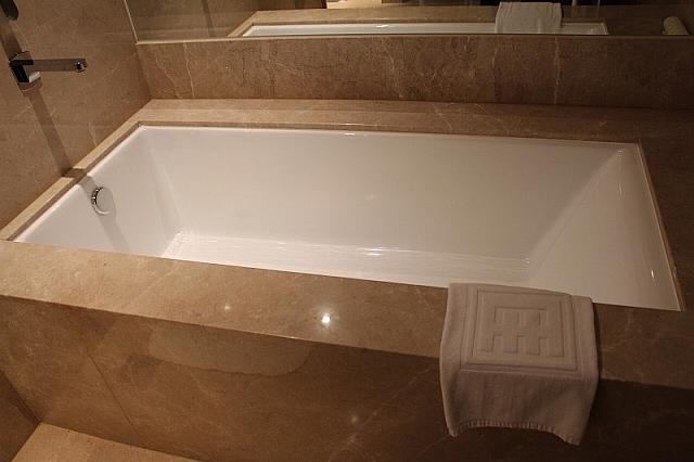 広々としたバスタブ