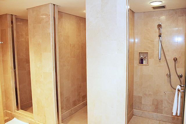 シャワーは宿泊者は自由に使用できます