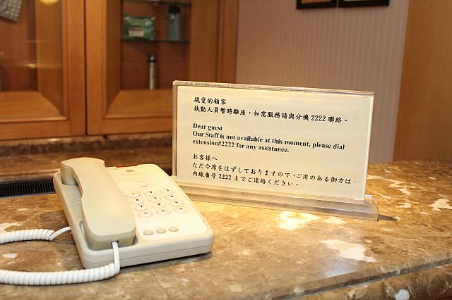 ジムなどを利用する際は受付にて名前を記入ください。係員がいない場合は内線電話も利用できます！