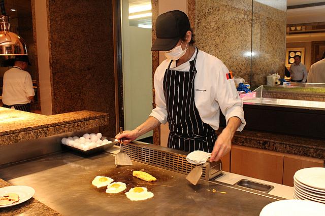 たまご料理も目の前で調理！