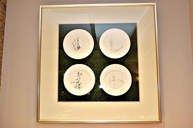 レストランに飾られているサインの数々。これはプロゴルファーのもの。オーナーが大のゴルフ好きだからなんだとか