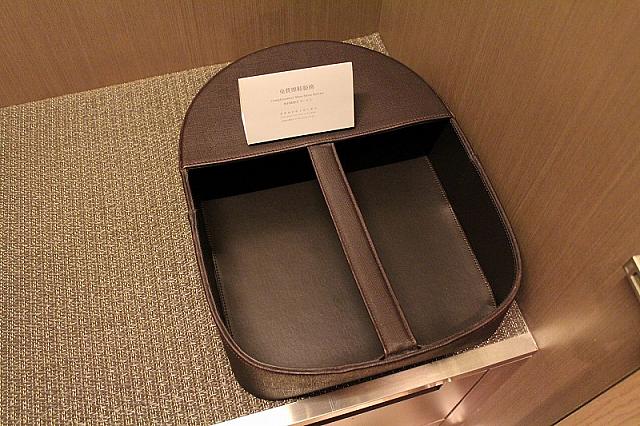 この中に靴を入れておくと、無料で磨いてくれます