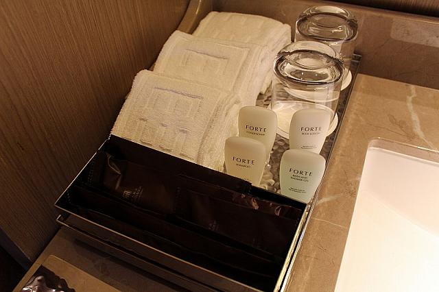 浴室アメニティもぎっしり。デンタルフロスも備え付け