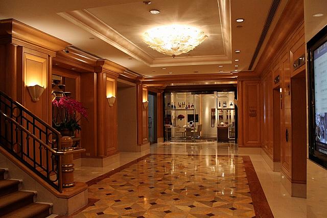 エレベーターは全部で6台。2箇所に分かれています