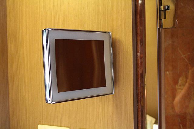 洗面台に備え付けのコンパクトミラーが。女性はメイク時に重宝しますね