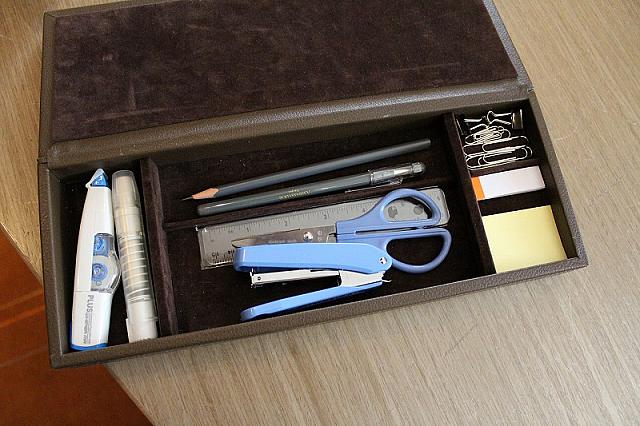 デスクにはステーショナリーセット。本格ビジネスにも使えます