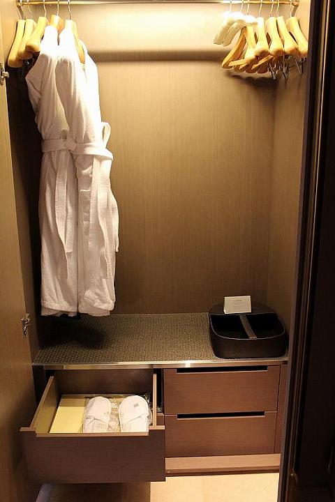 バスローブ、スリッパはクローゼットの中に