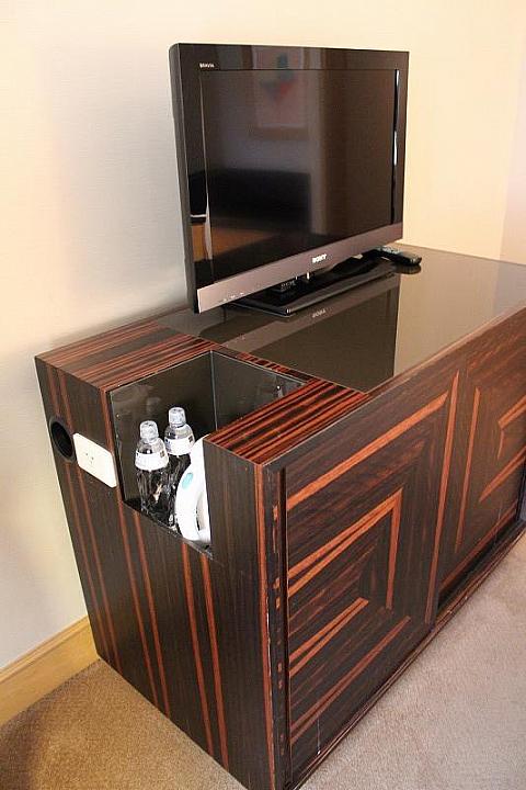 テレビ台の脇にポットとミネラルウォーターが