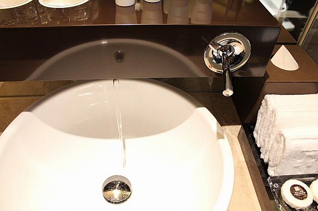 洗面台も最先端のデザインを導入。この蛇口、おしゃれでしょう？