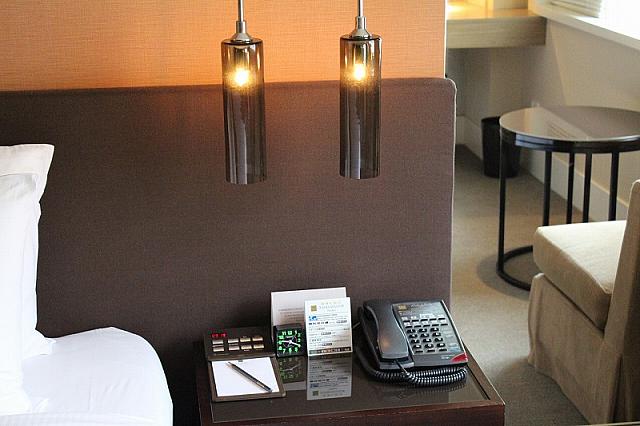 オシャレなベッドサイドには便利な目覚まし時計