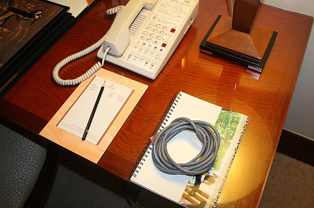 ADSLは無線、有線どちらも可能。無料です。