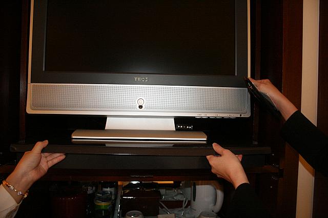 テレビも棚の中に収納されてます