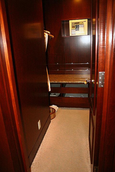 クローゼットこんなに広いです