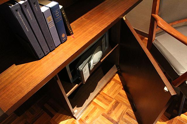 セフティBOXはデスクの後方