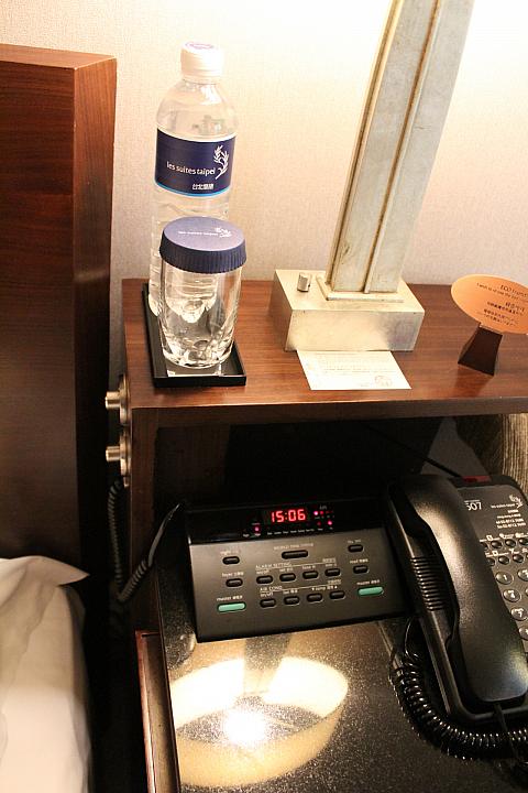 客室内の音量調節は、ベッドサイドのスイッチでどうぞ